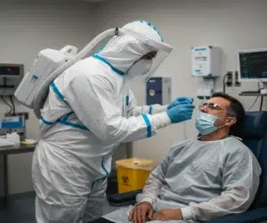 Coleta do nipah vírus mediante um swab nasal.