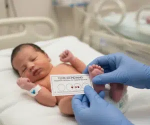 Bebe realizando o teste do pezinho.