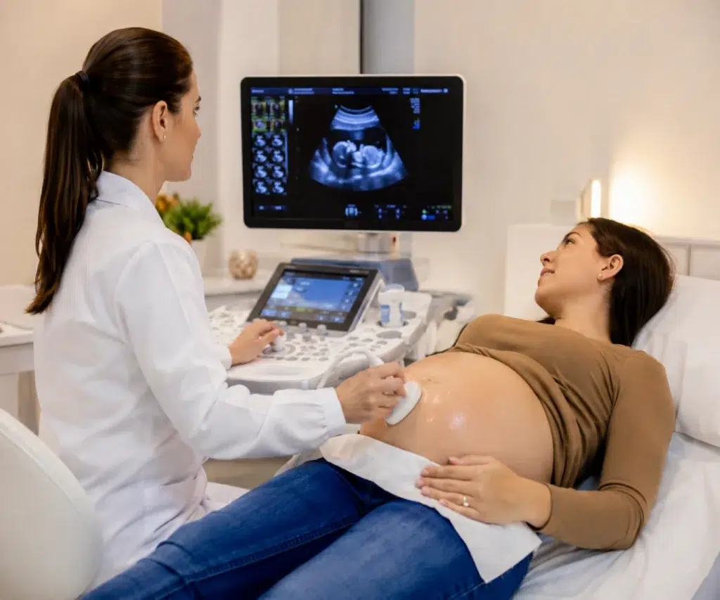 Gestante realizando ultrassom morfológico do segundo trimestre para avaliação do desenvolvimento do bebê.